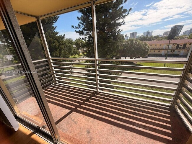 Building Photo - 20200 NE 27th Ct