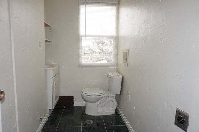 Building Photo - 3 Bedroom Taylorville.