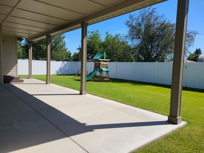 Building Photo - Beautiful Custom 3 bedroom 2 bath Home for...