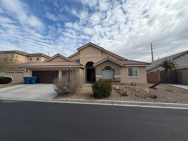 Building Photo - Spacious 4 bedroom