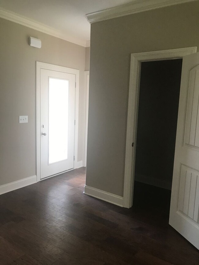 Building Photo - 4 Bed/4.5 Bath Townhouse at West End