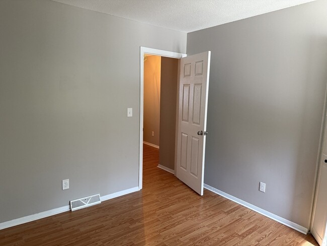 Building Photo - 555 Russell Rd
