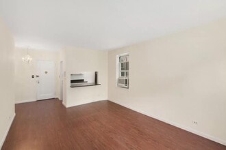 Building Photo - 640 W 231st St