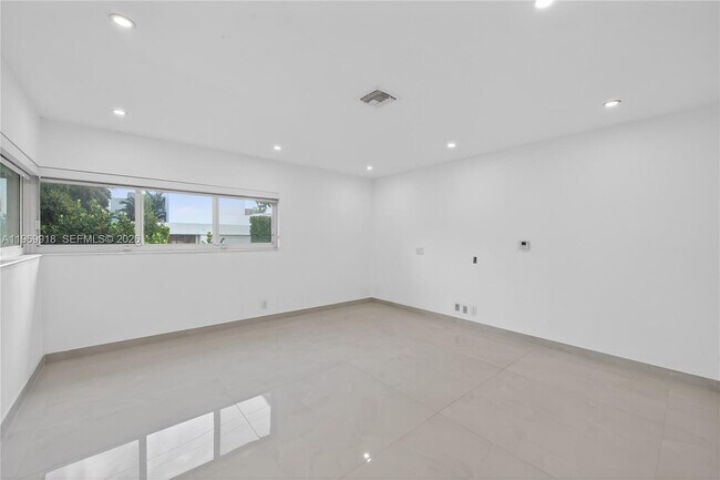 Building Photo - 1101 S Shore Dr