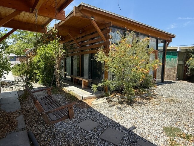 Building Photo - High Desert Retreat- 3 Bedrooms, 2 Bathroo...