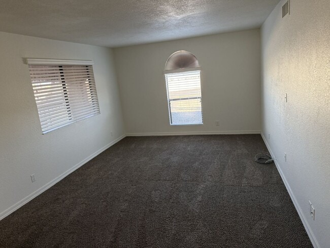 Building Photo - Centrally Located Home with Newer Energy E...