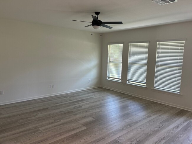 Building Photo - 41366 Rosewood Ln