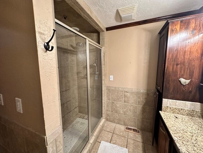 Building Photo - FOR RENT: Unique 2-Bed, 1-Bath Home on a C...