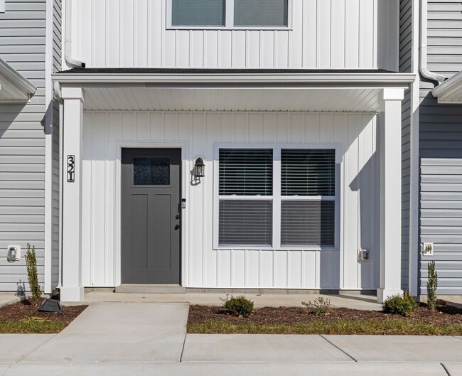 Building Photo - Beautiful townhome in Clarksville!