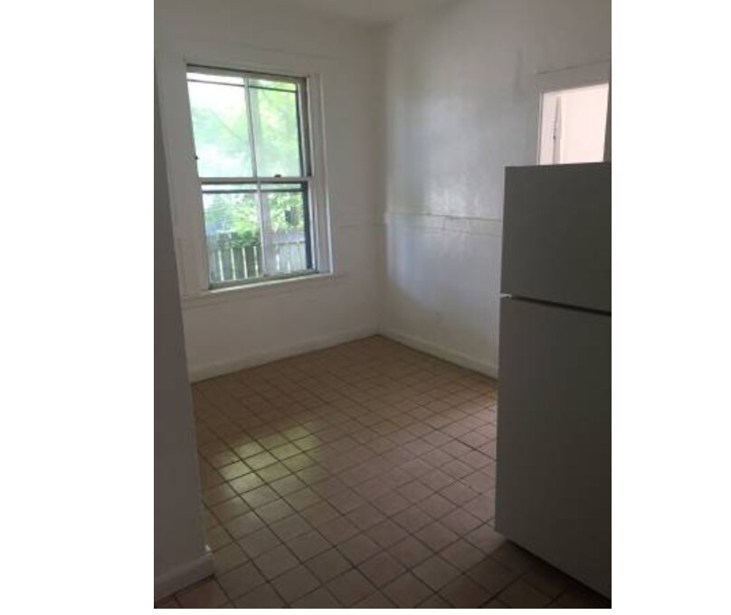 Building Photo - 8 Adella Pl