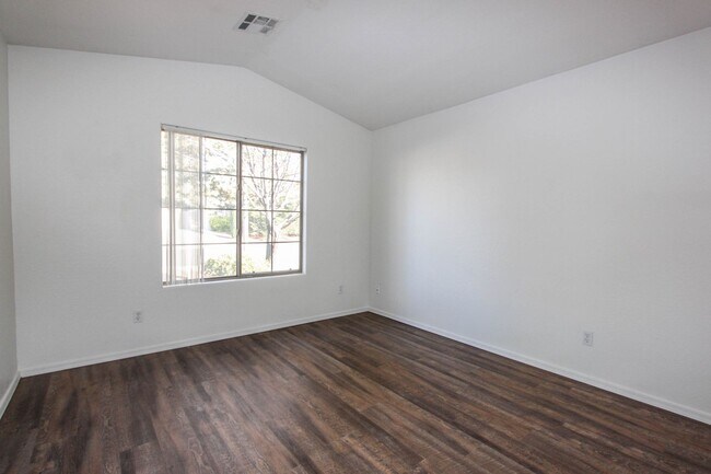 Building Photo - Viewpoint North - Three Bedroom Home