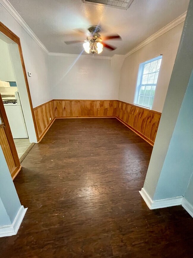 Building Photo - 715 10th Ave N