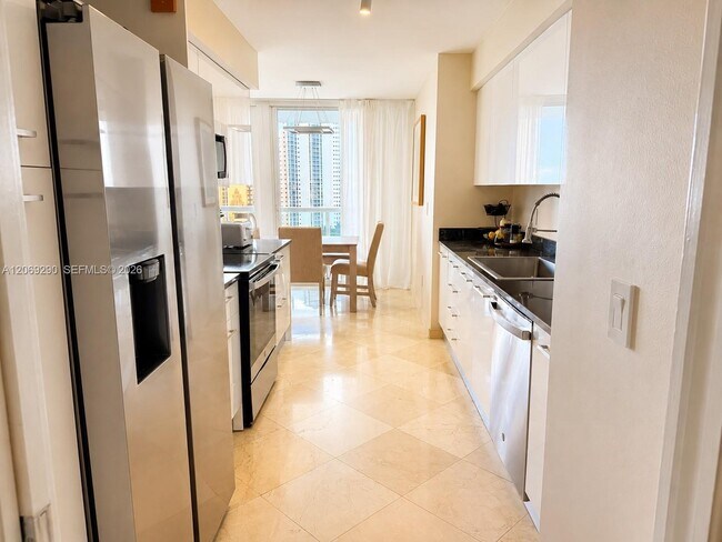 Building Photo - 16500 Collins Ave