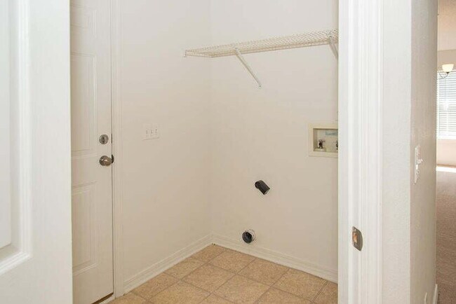 Building Photo - "Coastal Comfort Awaits: Charming 3-Bed, 2...