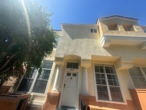 Building Photo - 3 Bedroom 2.5 bath Townhome Anaheim Hills Beauty!
