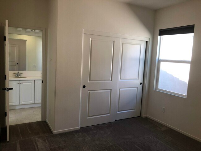 Building Photo - Beautiful 4 Bed 3 Bath Home In Harmony Gro...