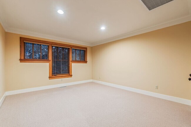 Building Photo - Luxury 3-Bedroom, 2.5-Bath Townhouse Retreat in the Heart of Boise