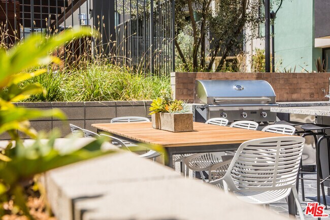 Building Photo - 8770 Washington Blvd