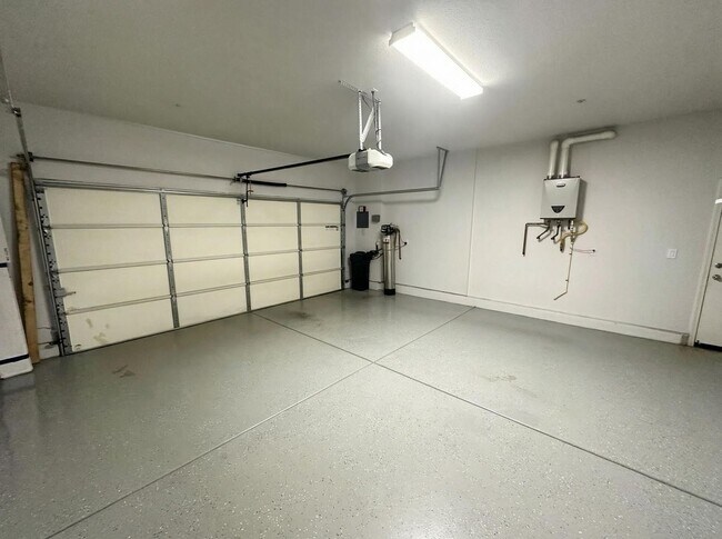 Building Photo - Beautiful 3BD Home in Hayward – Over 2,200 Sq Ft of Comfortable Living