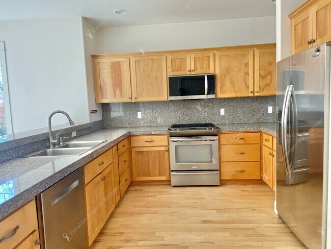 Building Photo - Light-Filled Awbrey Butte Retreat