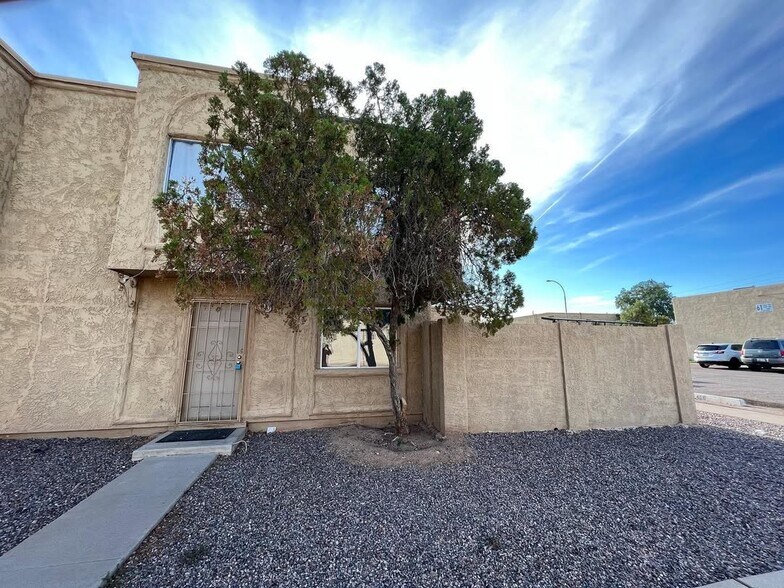 Primary Photo - 4462 E Pueblo Ave