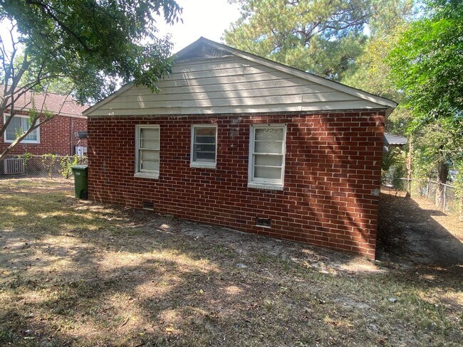 Building Photo - **AVAILABLE NOW** 3 Bedroom / 1 Bathroom H...