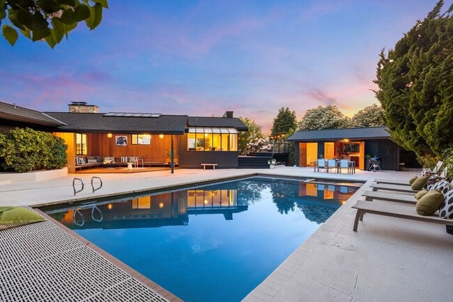 Building Photo - 3Bd/3.5Ba Clyde Hill Home