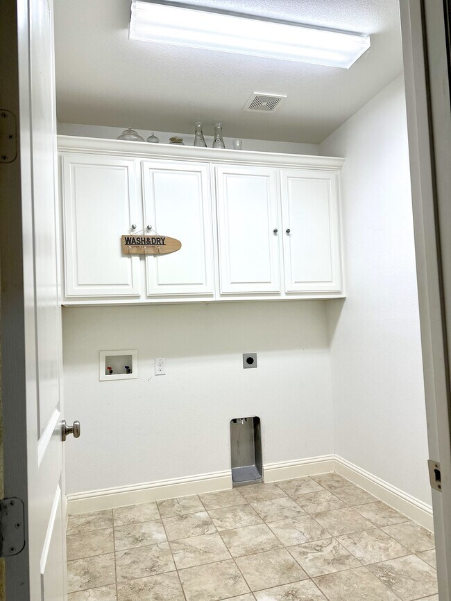 Building Photo - 15456 Bluffdale Dr