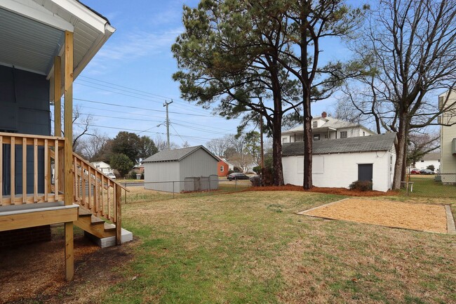 Building Photo - 215 E Cummings Ave