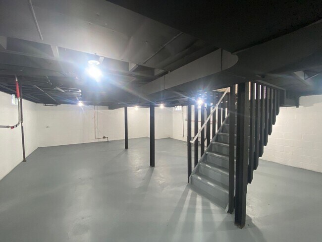 Building Photo - This beautifully updated 3-bedroom, 1-bath...