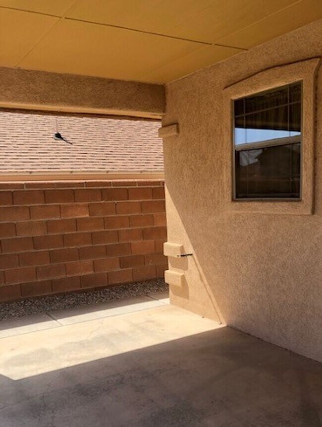 Building Photo - Beautiful home close to HAFB and town.