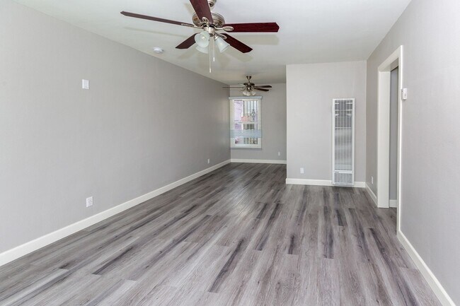Building Photo - Fully Renovated 1 bedroom Apartment! 1/2 o...