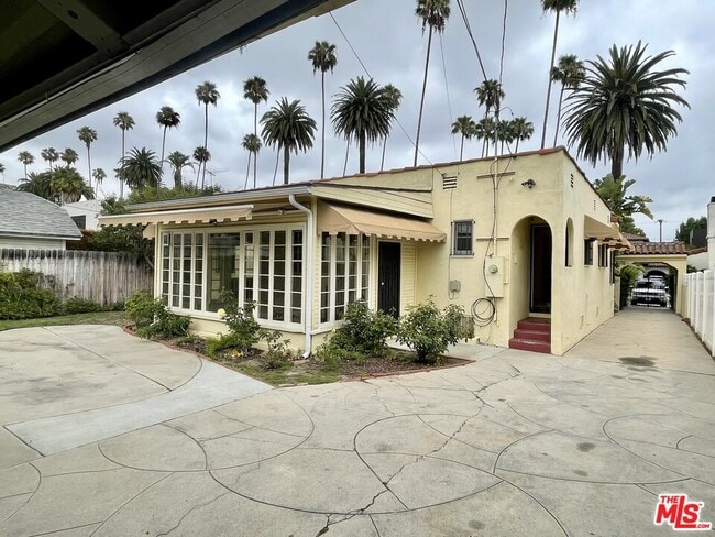 Building Photo - 203 N Doheny Dr