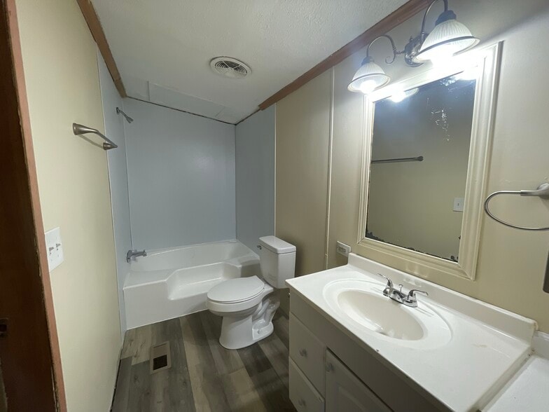 Building Photo - 1350 Pami St