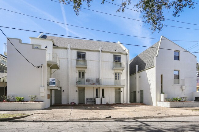 Building Photo - Newly Renovated 3BD/2BA Penthouse, 1/2 Blo...