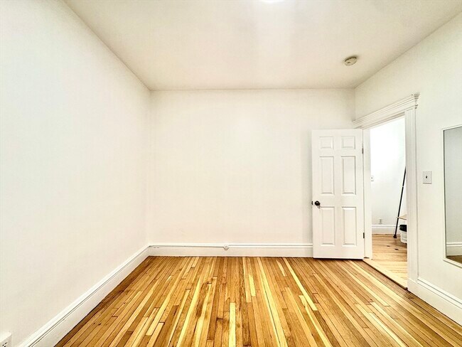 Building Photo - 52 Charlesgate E