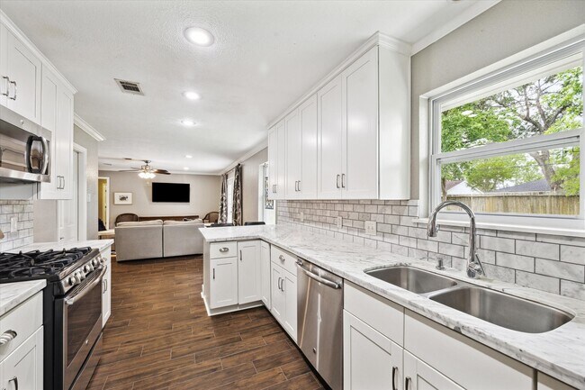 Building Photo - 5807 Duxbury St