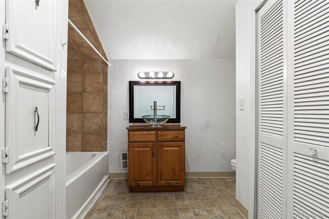 Building Photo - "Spacious 5-Bedroom Denver Gem with 2.5 Baths and 1,920 Sq Ft of Comfort!"