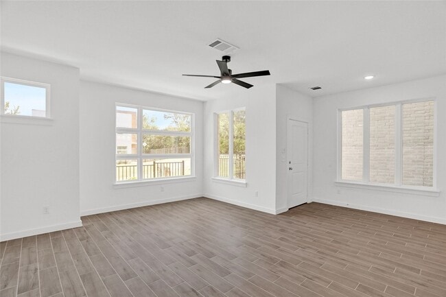 Building Photo - 312 Oakbend Dr