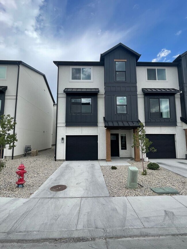 Building Photo - Freshly Updated Townhome with Walk-In Clos...