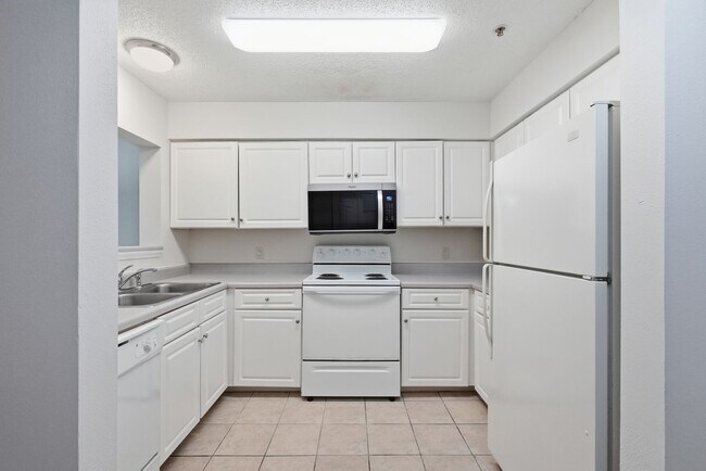 Building Photo - Highly Sought After GROUND-FLOOR Unit at Florida Club!  Pool View!!