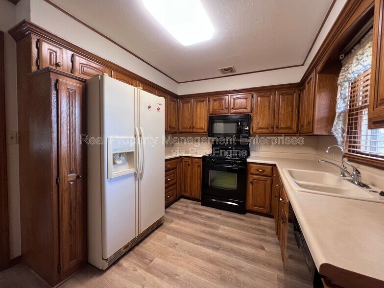 Building Photo - 204 Wolf Ln