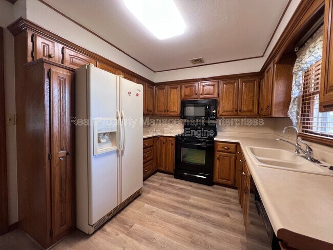 Building Photo - 204 Wolf Ln