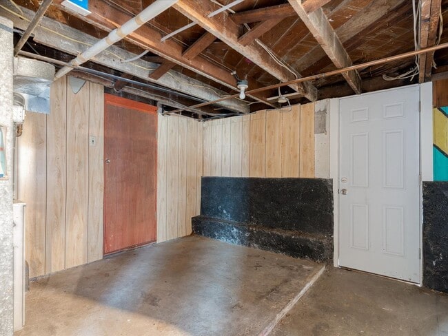 Building Photo - Beautifully remodeled corner lot Roosevelt Home