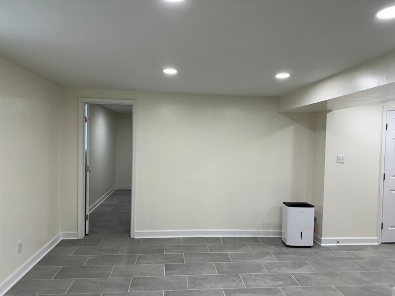 Building Photo - 8406 Spruce Hill Dr