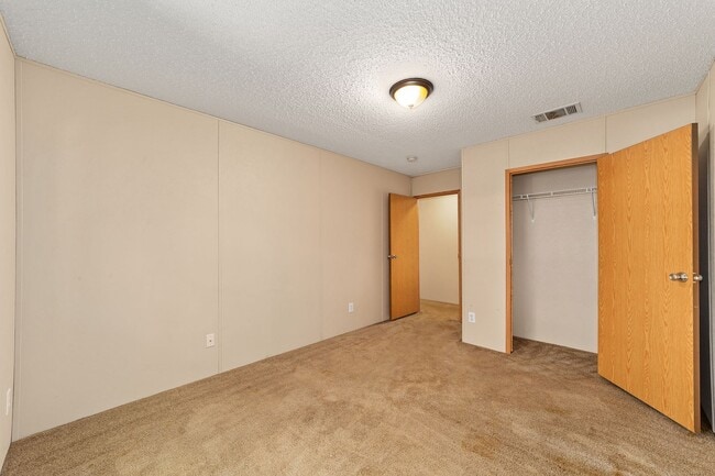 Building Photo - Spacious 3BR/2BA Home  Available Now!