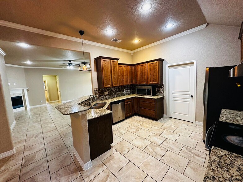 Building Photo - 1004 Chaucer Ln