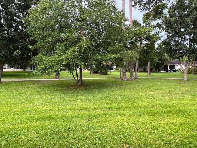Building Photo - 3/2 in the desirable Laurel Island neighbo...