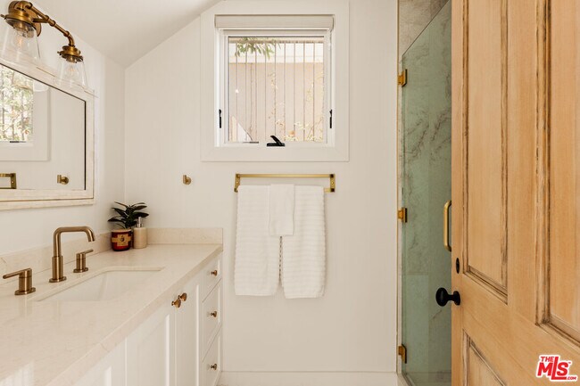 Building Photo - 3807 Vía Dolce