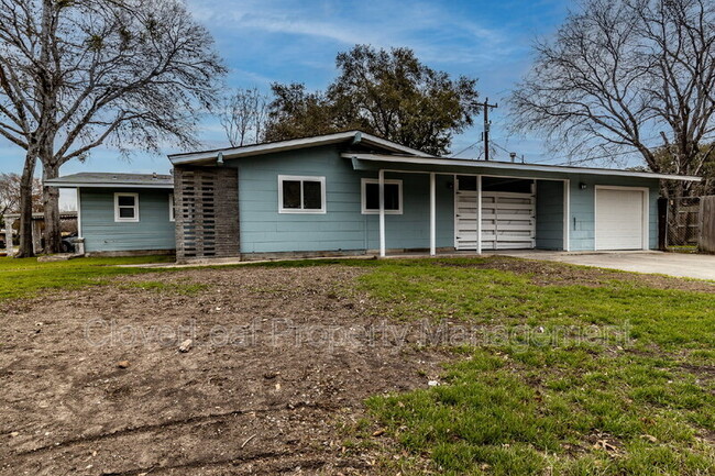 Building Photo - 1002 Sumner Dr